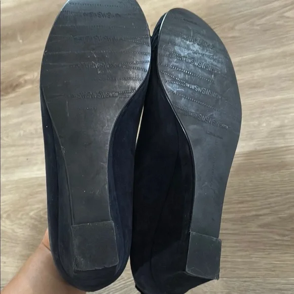 Stuart Weitzman Black Chain Bow Suede Wedges - Picture 9 of 10